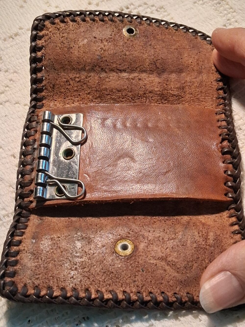 👜 Tooled Leather Key Wallet – 1970s Vintage Floral Design 🌼 - Picture 10 of 12